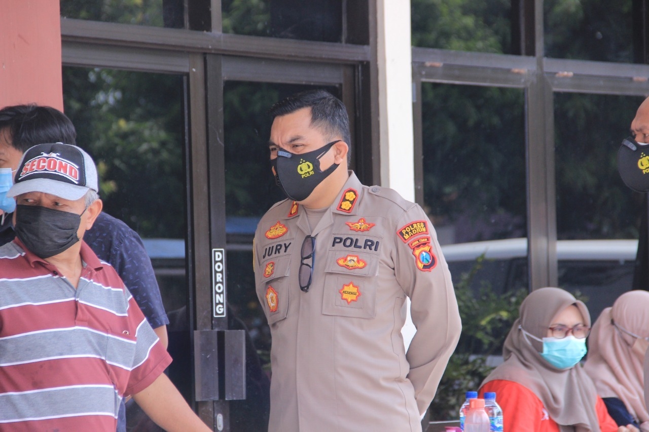 Kapolres Madiun, AKBP Jury Leonard Siahaan meninjau pelaksanaan vaksinasi Covid19