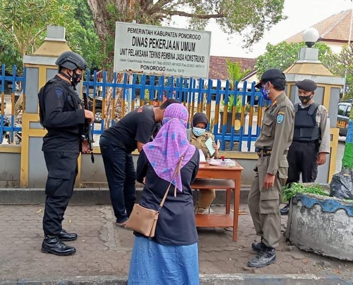 Samapta Polres Ponorogo bersama team gabungan pada pelaksanaan operasi yustisi