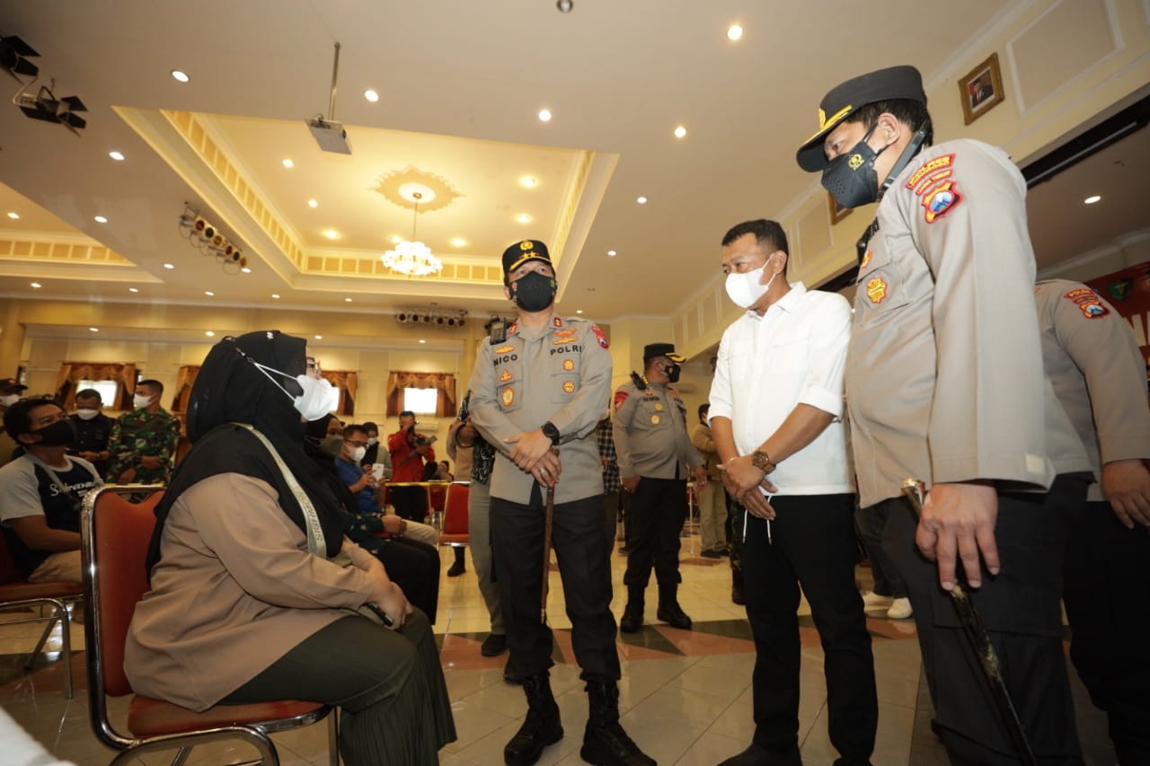 Kapolda Jatim Dan Forkopimda Ponorogo Saat Lakukan Pengecekan Vaksinasi 