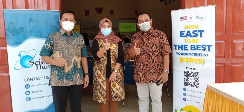 Esti Durahsanti perwakilan U.S Consulate General Surabaya (tengah) didampingi kepala sekolah SMAN 3 dan kepala cabang dinas pendidikan wilayah Ponorogo