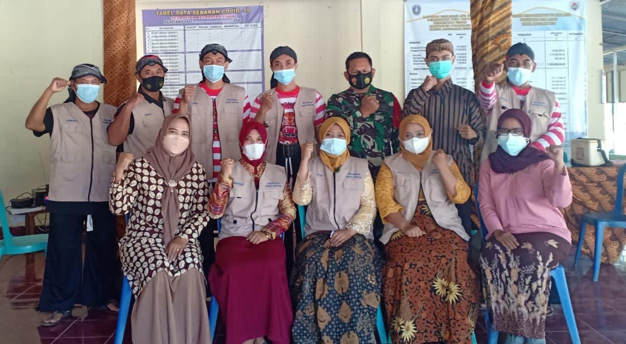 Warga dan Petugas sesaat setelah pelaksanaan vaksinasi 