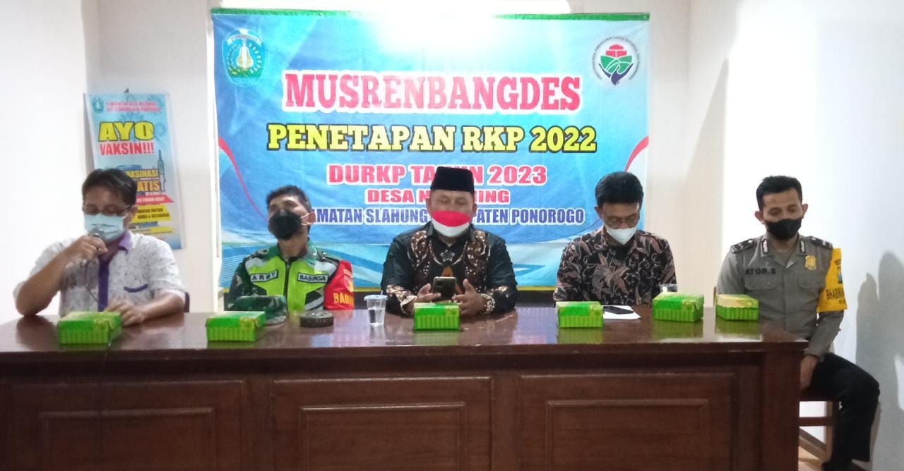 Kepala Desa beserta camat slahung saat Musrenbang Desa Ngloning 