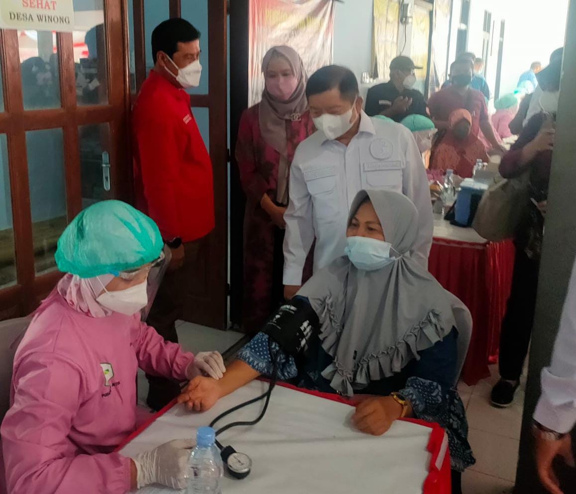 Kepala BIN Jawa Timur Marsma Rudy Iskandar didampingi Menteri PPN/Kepala Bappenas H. Suharso Monoarfa dampingi warga yang vaksin.