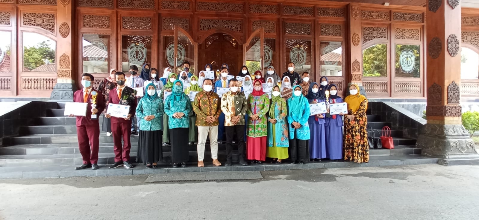Penyerahan Penghargaan Kepada SMKN 2 Ponorogo Juara 1 Lomba Desain Batik Oleh Bupati Ponorogo