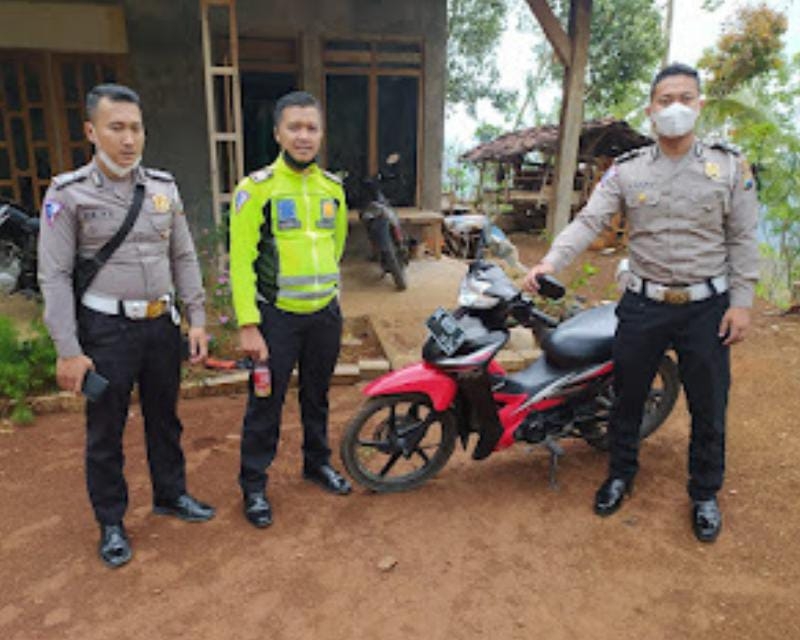 Petugas dengan barang bukti motor pelaku 