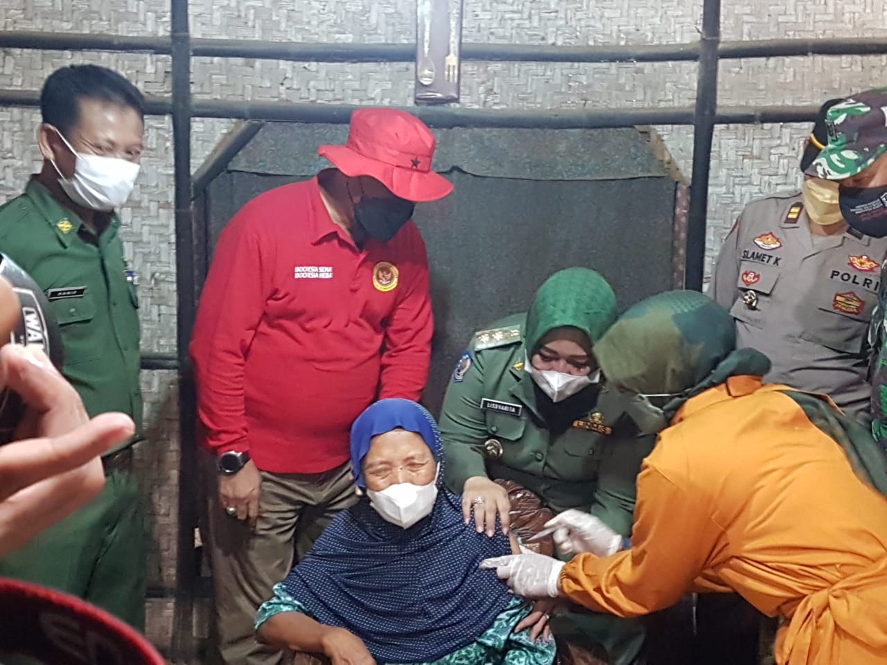 Kepala BIN Jawa Timur beserta Wakil Bupati Ponorogo di dampingi Kepala desa Winong laksanakan vaksin dor to dor