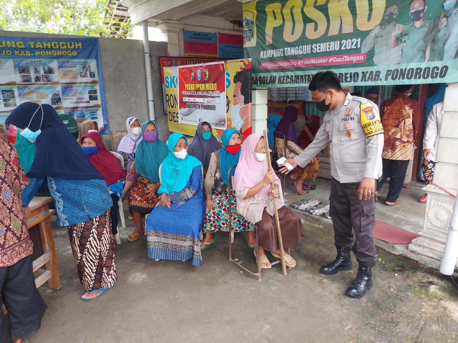 Bhabinkamtibmas Desa Golan Saat Mengawal  Kegiatan Vaksinasi Lansia