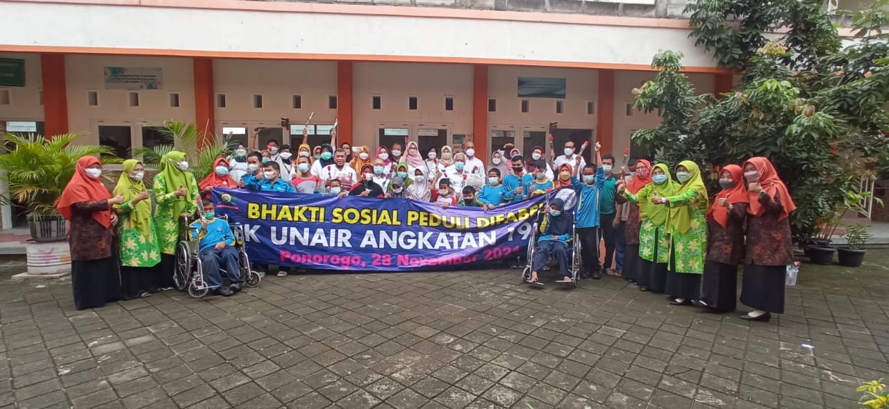 SLB-A Aisyiyah Ponorogo Saat  Merima Bantuan Dari Alumni Fakultas Kedokteran Unair Surabaya