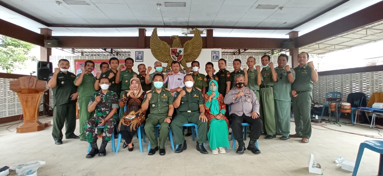 Kenangan bersama lurah se kecamatan Pulung dan Penyerahan tali asih ke ketua tim penggerak PKK ibu Wasis