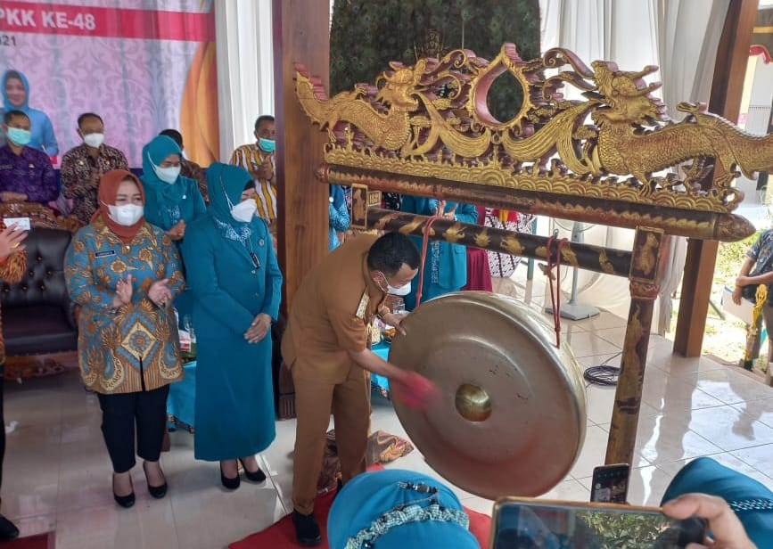 Tabuh Gong oleh Bupati Ponorogo Sugiri Sancoko