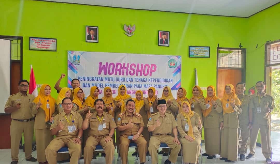 Guru dan karyawan SMAN 1 Jenangan berfoto bersama