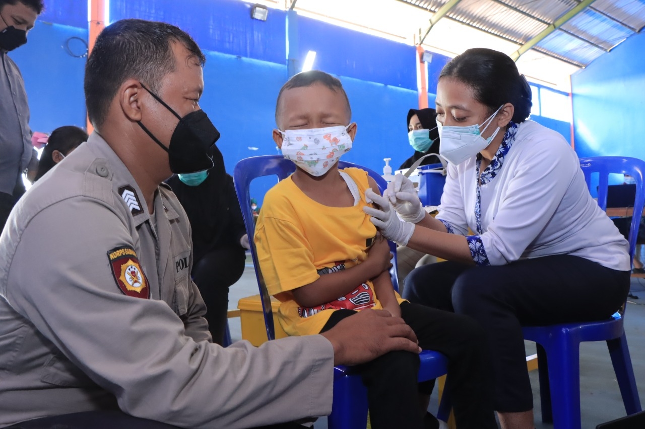 Para Peserta Vaksin Dosis Pertama Pada Anak Usia 6 - 11 Tahun oleh Polres Madiun
