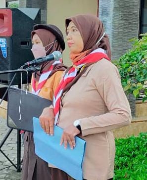 Dra. Budi Hartini pembina Dewan Galang SMPN 1 Siman