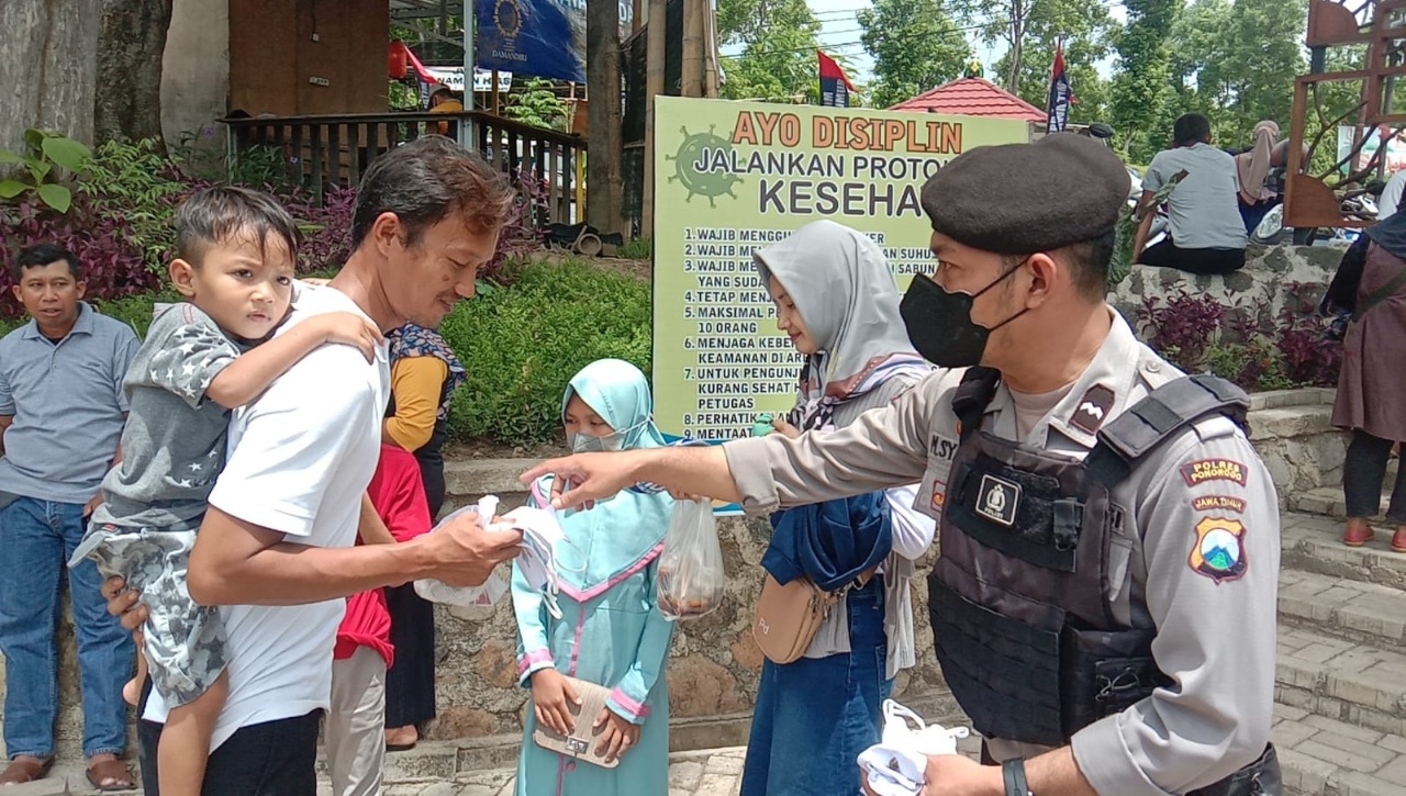 Bagikan Masker Gratis Dan Himbau Prokes Kepada Warga oleh Polres Ponorogo di bukit Soeharto
