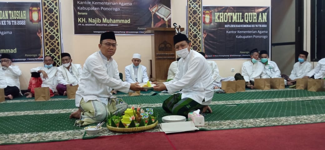 Potong tumpeng oleh Kepala Kantor Kemenag Ponorogo