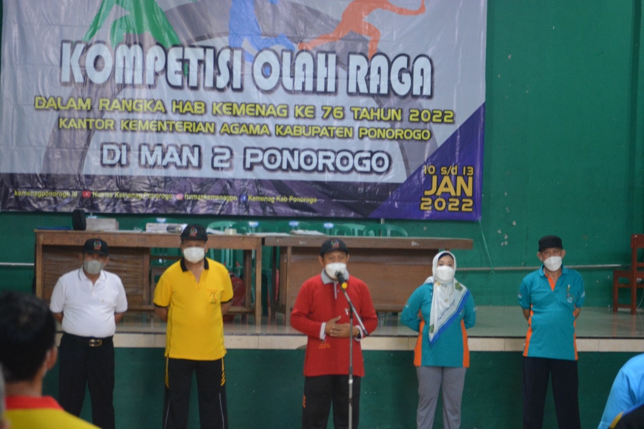 Kakan Kemenag Ponorogo saat membuka kompetisi olah raga