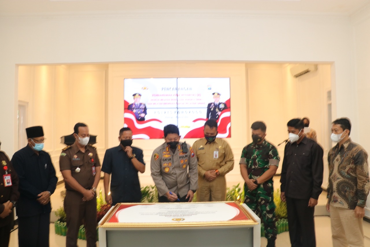 Penandatanganan pakta integritas oleh Kapolres Ponorogo, AKBP. Catur Cahyono Wibowo, S.I.K.,M.H. bersama Forum Komunikasi Pimpinan Daerah