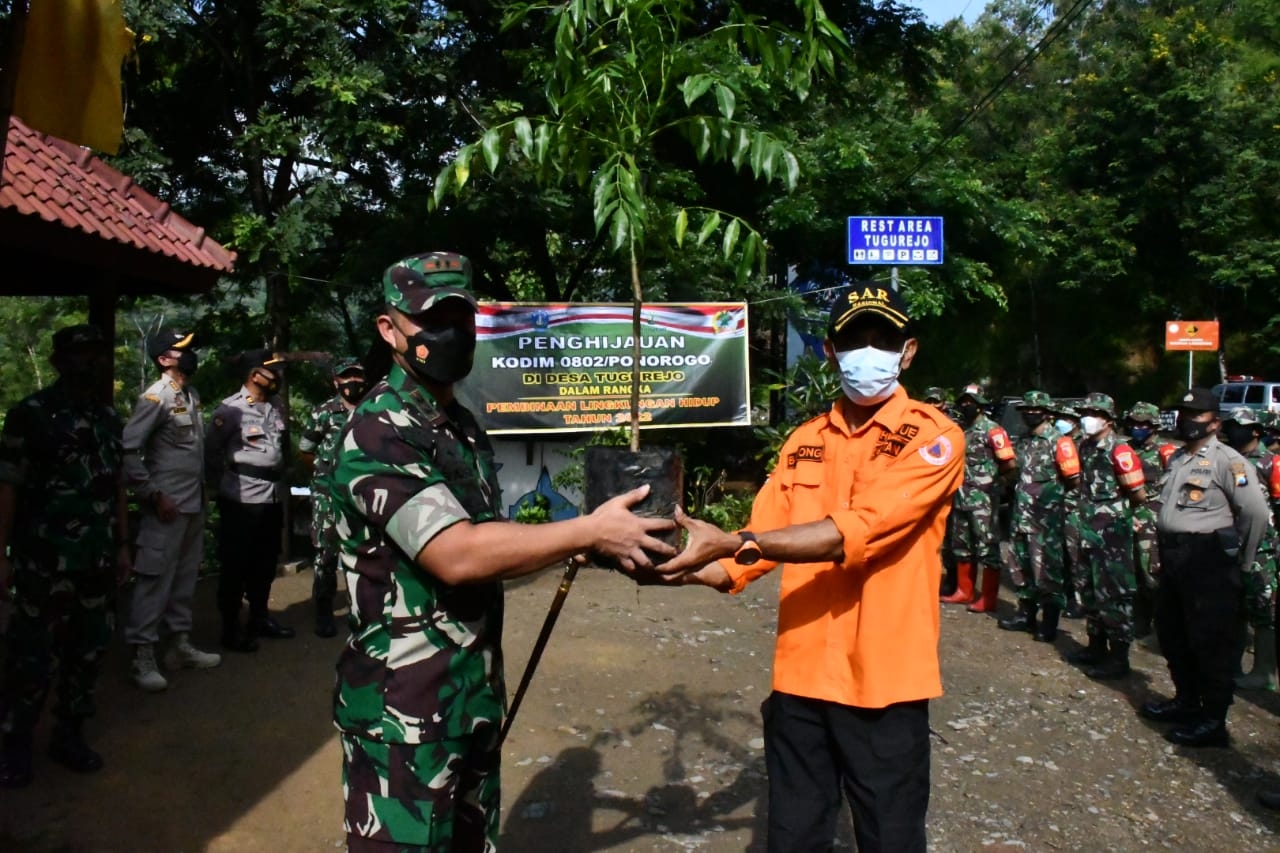 Komandan Kodim 0802/Ponorogo, Letkol Inf Muhammad Radhi Rusin, S.I.P.  saat penanaman pohon