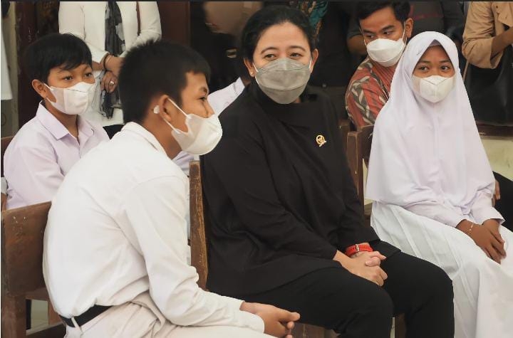 Puan Maharani berbincang dengan siswa saat meninjau Vaksinasi Anak 6-11 tahun di SDN 1 Sawahan, Ngemplak, Boyolali