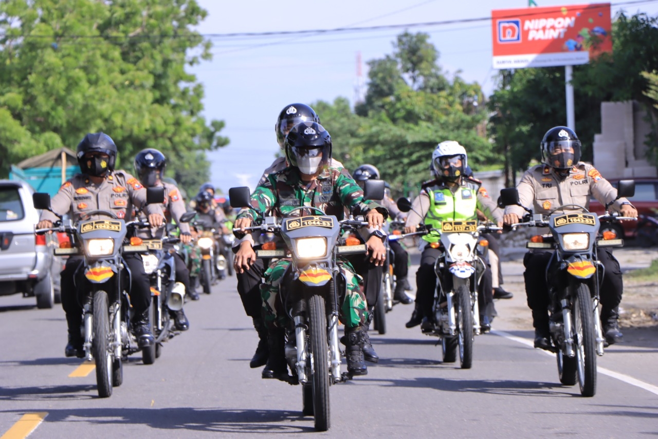 Patroli gabungan Tekan Penyebaran covid-19 varian Omicron oleh Polres Madiun bertema Pamor Keris  