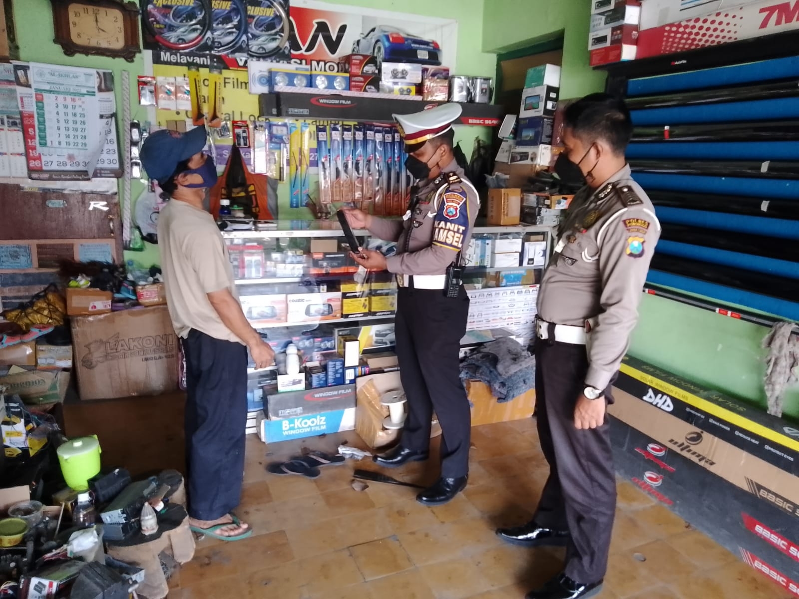 Sosialisasi  larangan pemasangan strobo pada kendaraan umum R4 dan R2 oleh Kasat lantas Polres Ponorogo