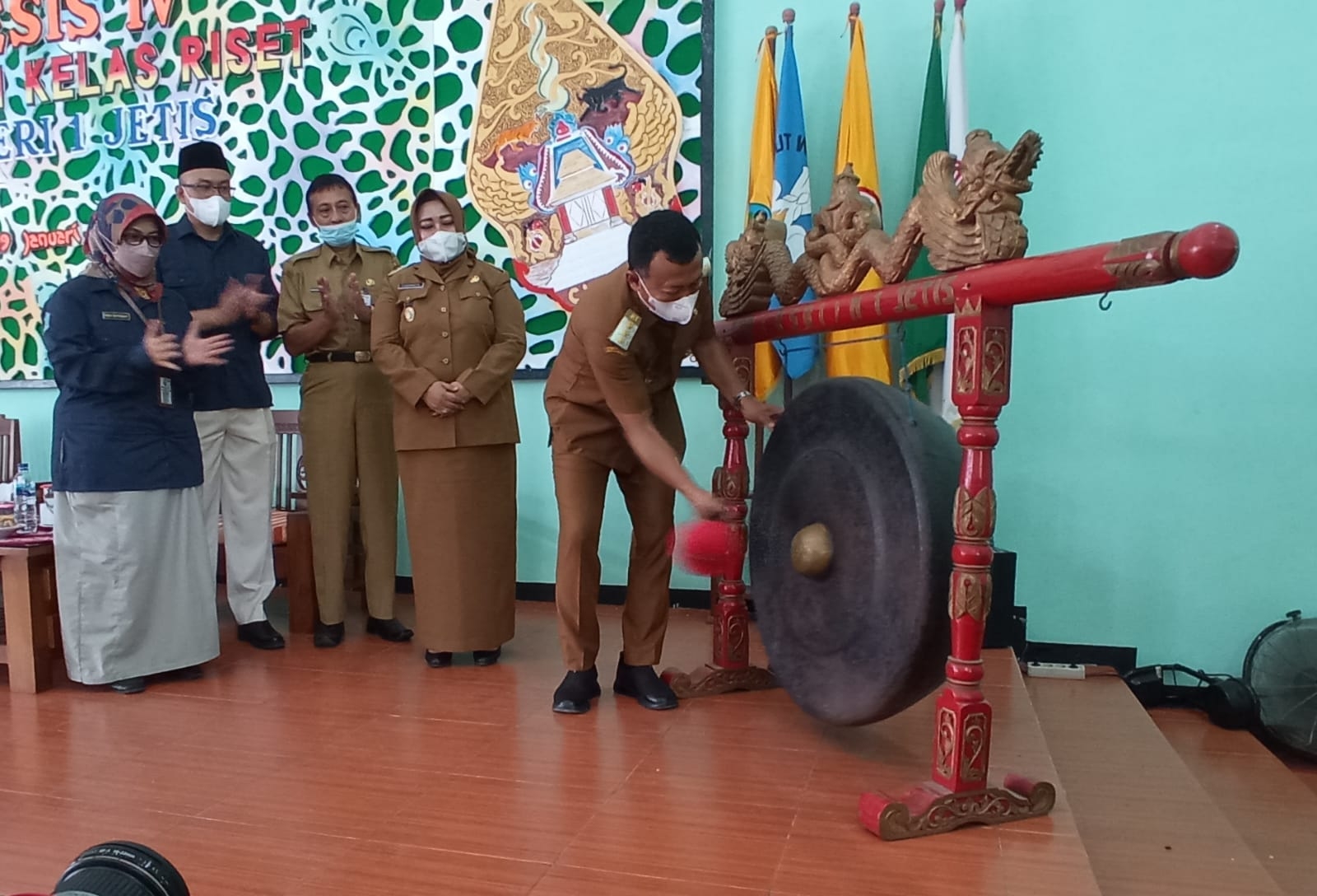 Pemukulan gong tanda di bukanya Kelas Riset SMPN 1 Jetis Oleh Kang Giri Bupati Ponorogo