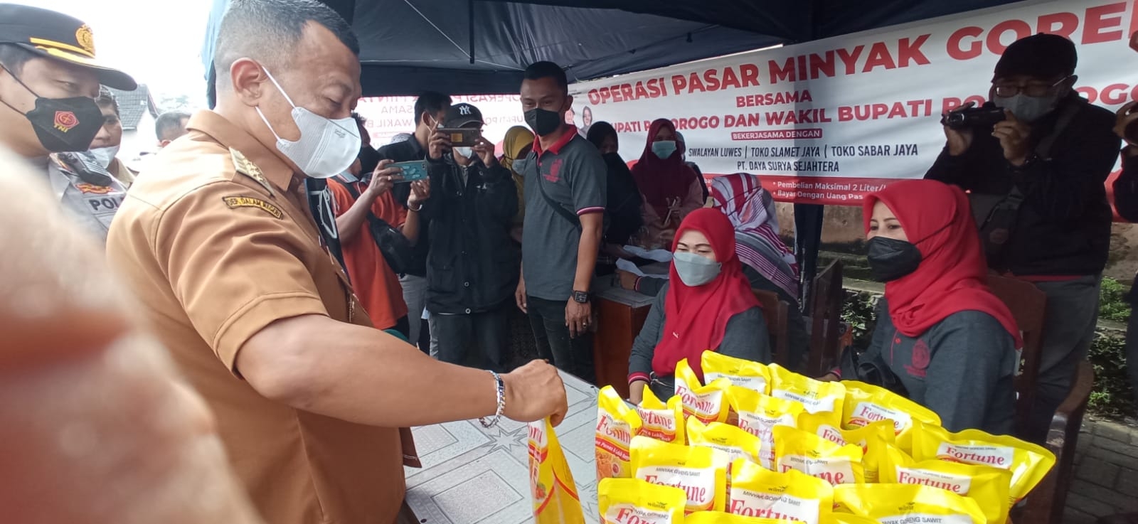 Kang Giri Bupati Ponorogo saat Gelar Operasi Pasar Minyak Goreng