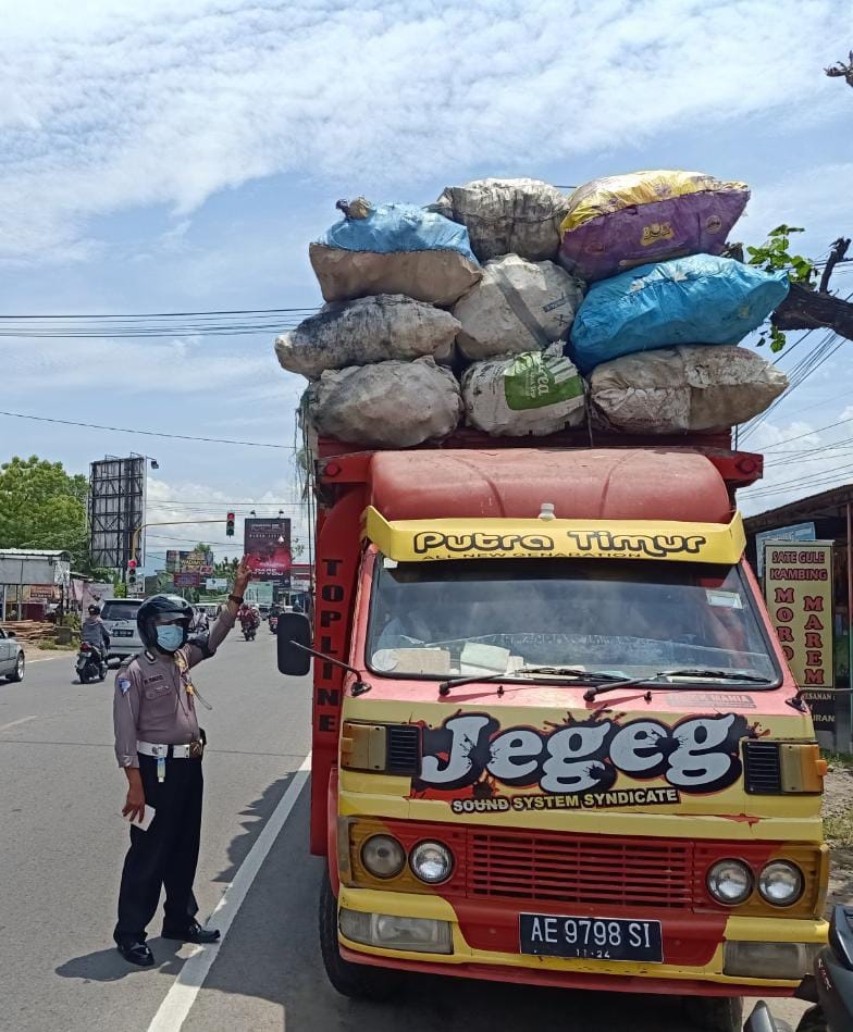 Polisi  Saat Menindak Mobil Muatan Yang ODOL