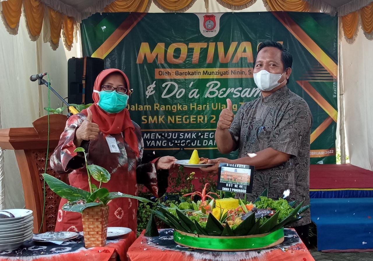 Farida berikan tumpeng ke ketua komite Syarifan Nurjan