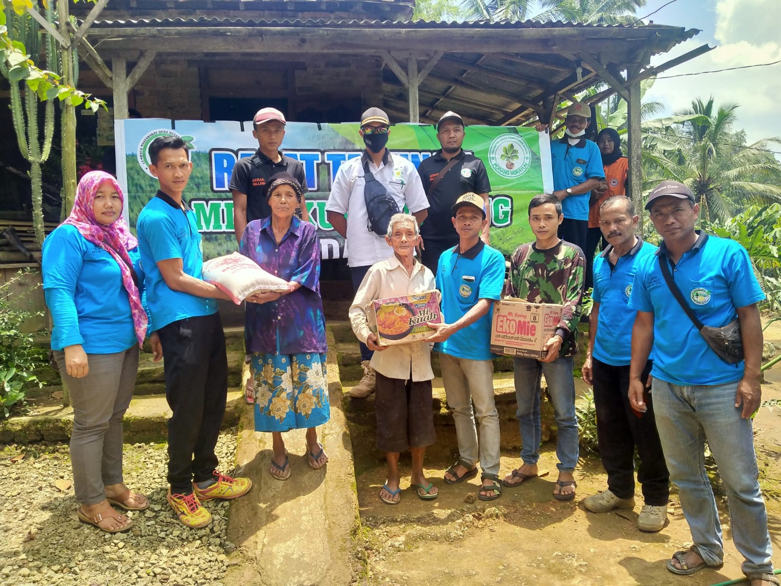 Mbah sajan Penyadap sepuh Petak 103 Anggota LMDH saat menerima sembako bantuan sosial  LMDH Tani Maju
