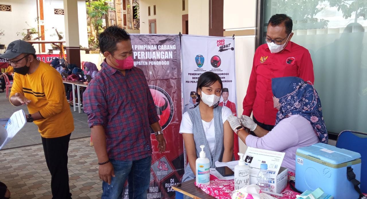 Wakil ketua DPC PDIP Ponorogo Sebastian didampingi kepala desa Patik saat meninjau vaksinasi