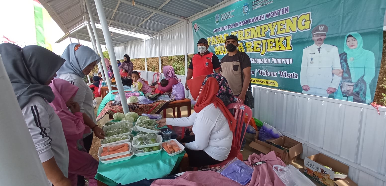 Salah satu stand kue dikunjungi kepala desa Krisik