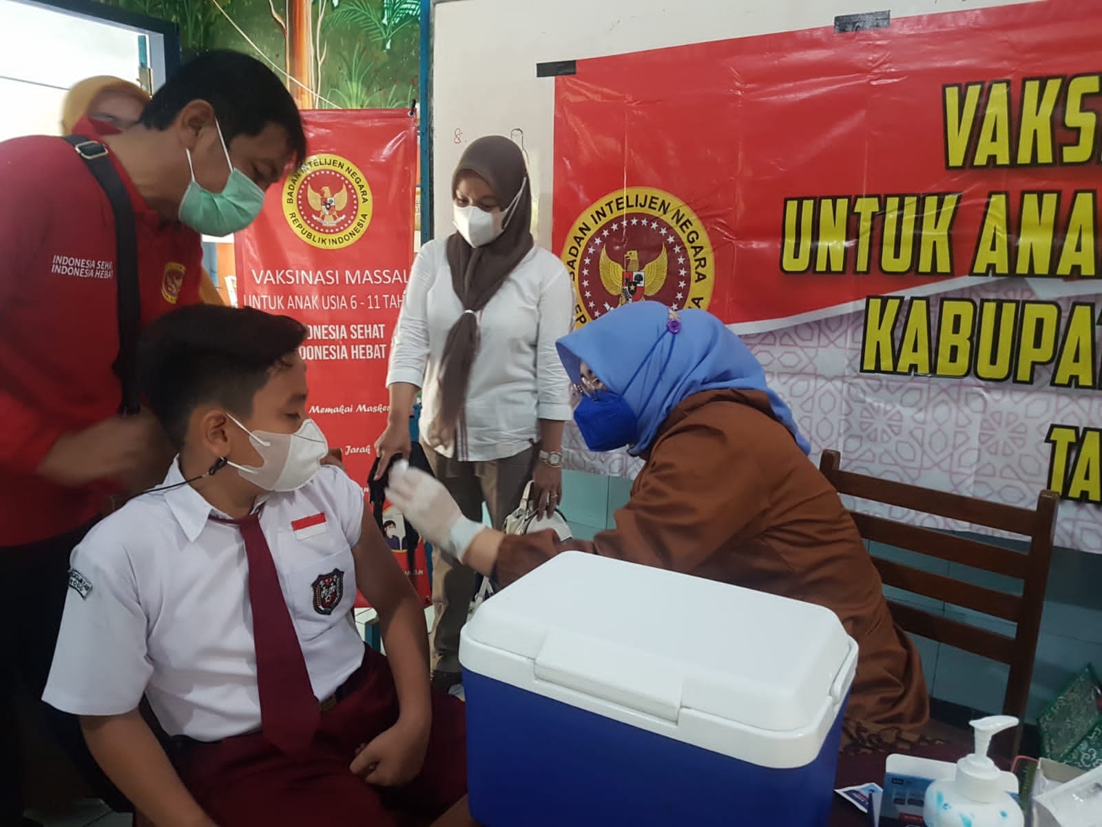 Siswa SDN 1 Mangkujayan saat divaksin oleh team kesehatan