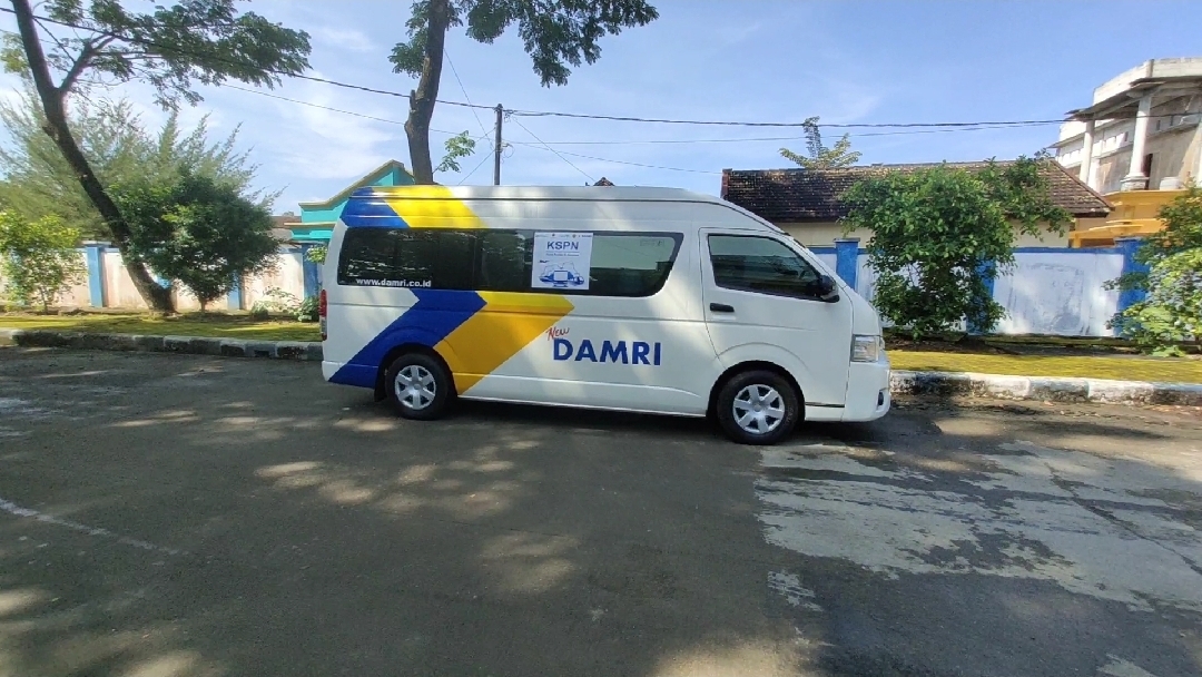 Unit Mobil Damri Saat Operasi