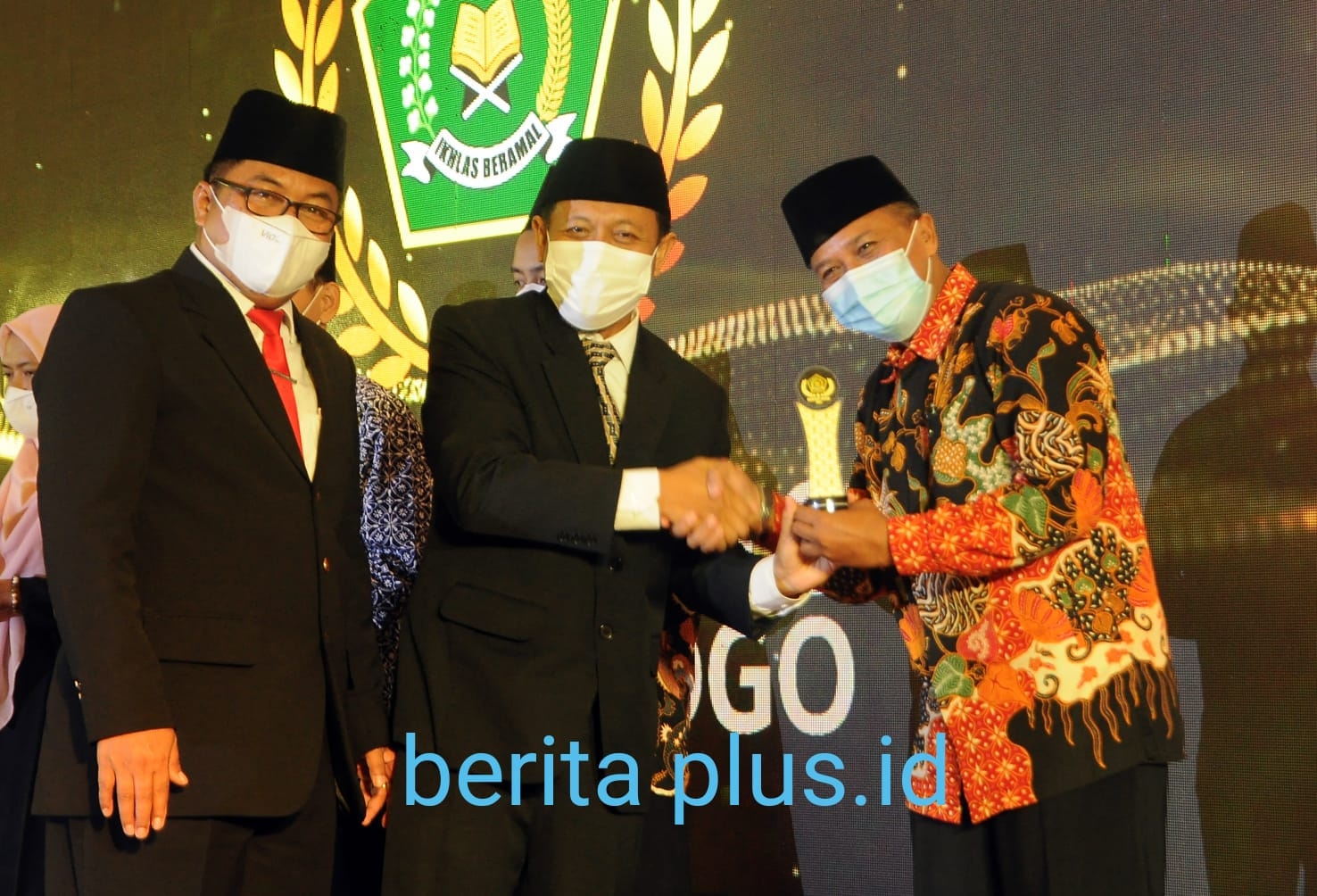 Kategori KUA Transformatif dan Kategori Dakwah Online (DaOn) yang diterima langsung oleh kepala KUA Sambit H. Nur Kholis, S. Ag,.M.H.