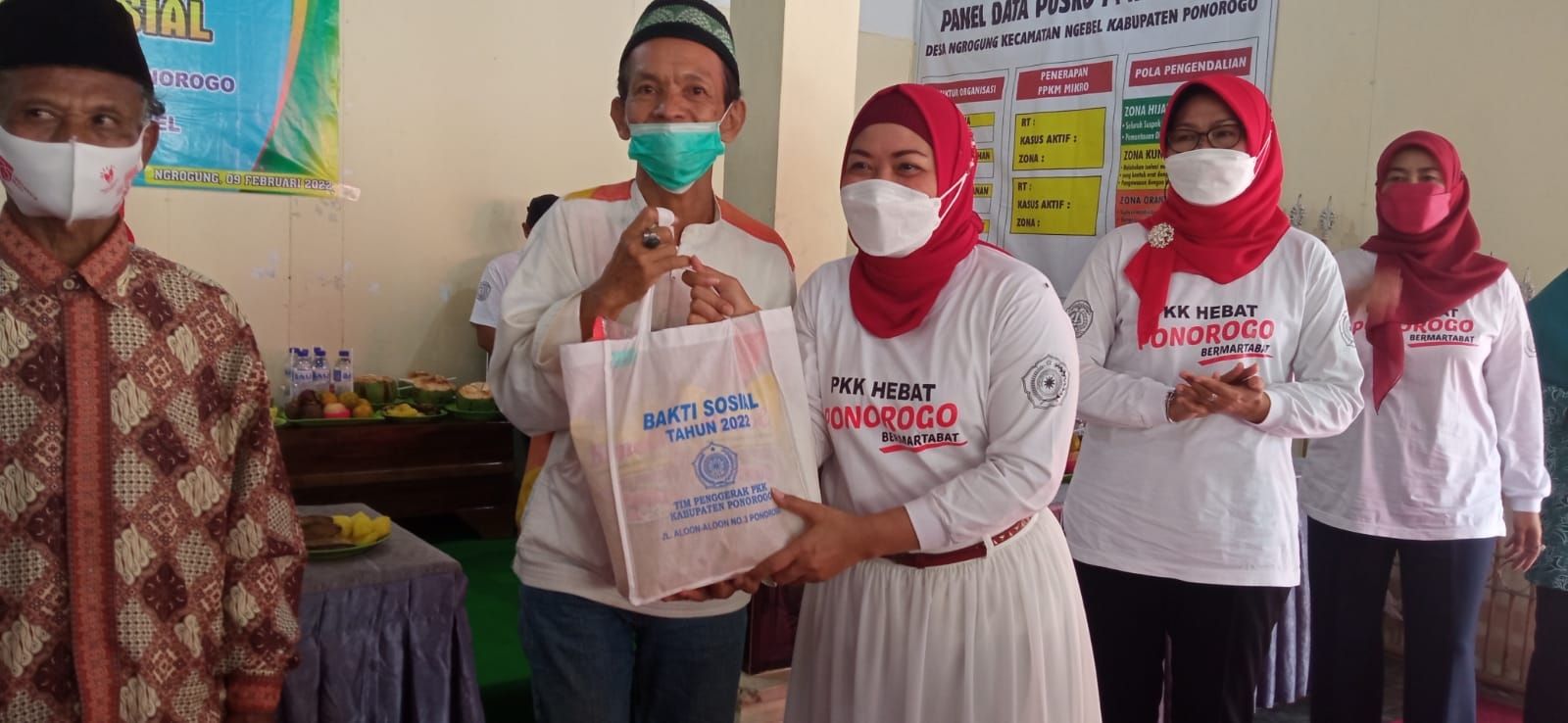 Ketua TP PKK kabupaten Ponorogo menyerahkan bantuan sosial sembako