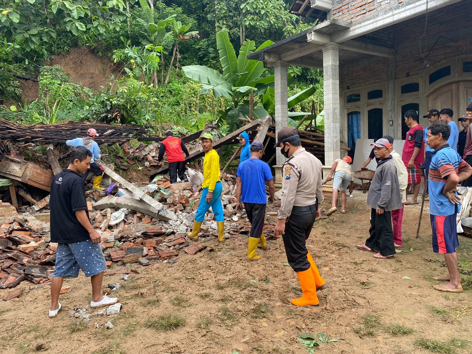Keadaan Rumah Tersapu Tanah Longsor di Sawoo
