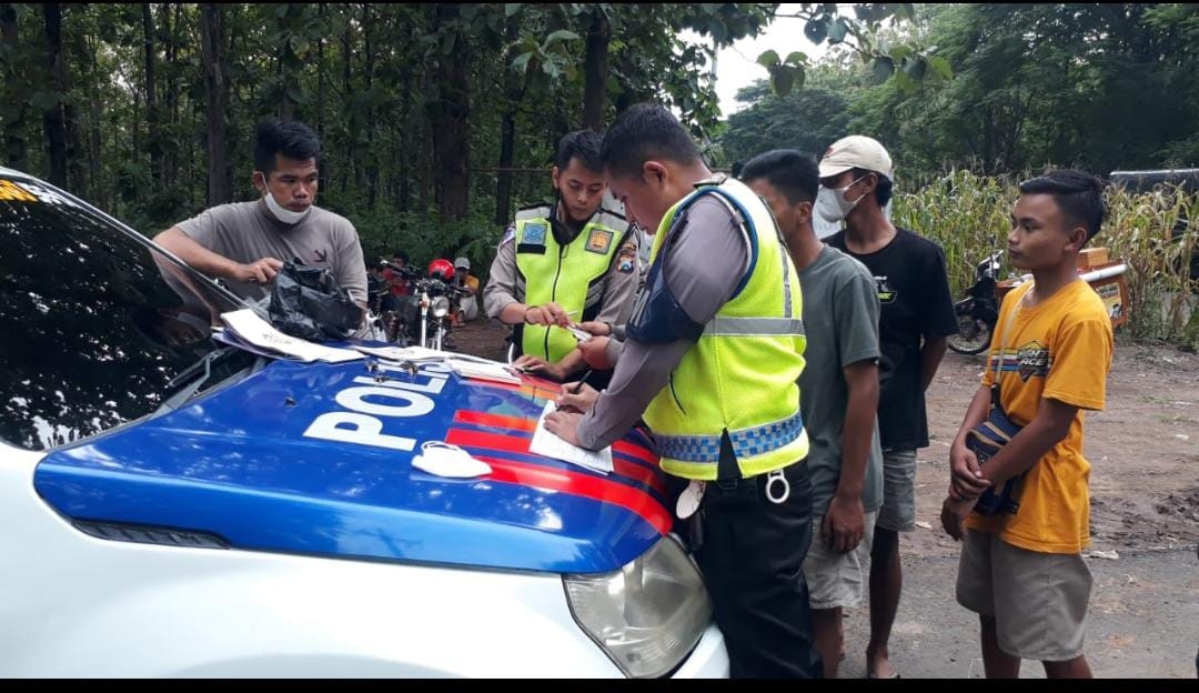 Satlantas Polres Ponorogo Saat Menindak Pelanggar Lalin di Waduk Bendo Ponorogo