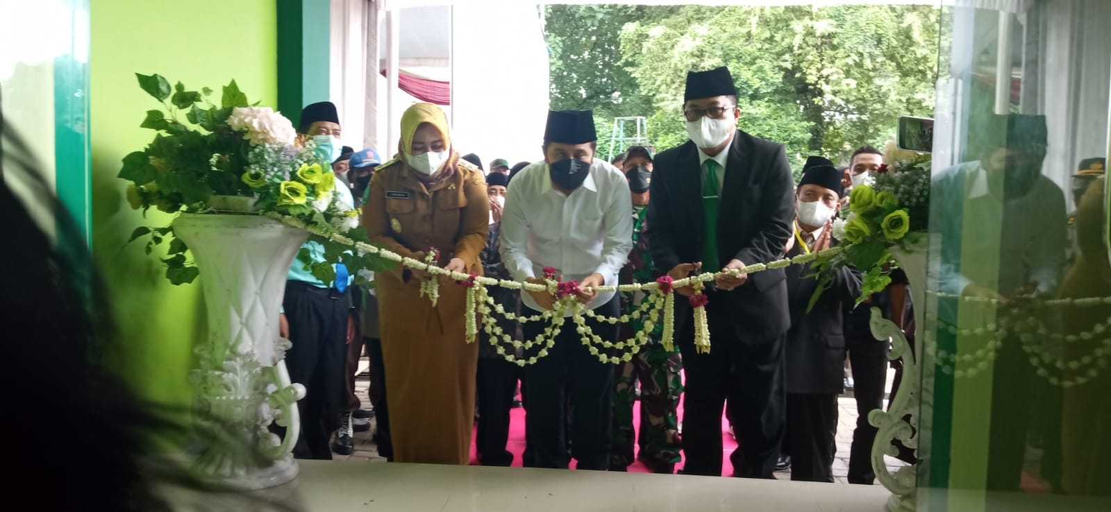 Pemotongan Pita Saat Peresmian Ma'had Masada MTsN 2 Ponorogo Oleh Wagub Jawa Timur DR.Emil E Dardak