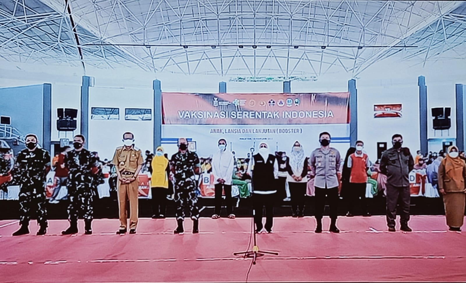 Gubernur Jawa Timur Khofifah Indar Parawansa di dampingi Forkopimda Jawa Timur dan Bupati Magetan Suprawoto saat meninjau langsung kegiatan vaksinansi di GOR Ki Mageti Kabupaten Magetan