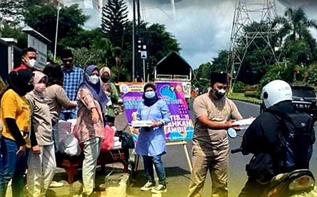 Saat bagi - bagi paket nasi bungkus