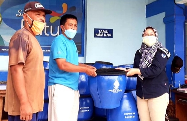Proses penyerahan tong sampah di Kantor PDAM  Kota Batu