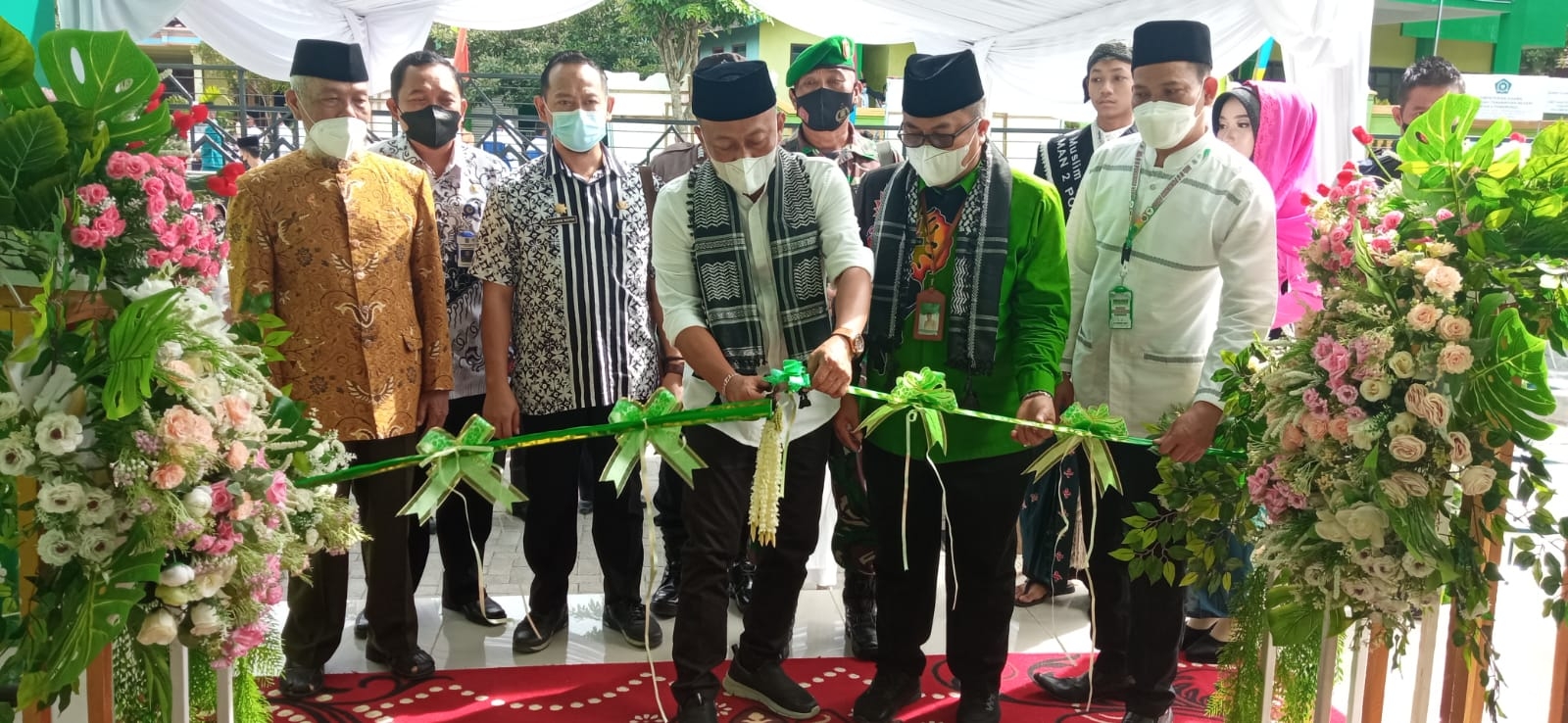 Kang Bupati Sugiri di dampingi Kakan Kemenag saat gunting pita resmikan asrama