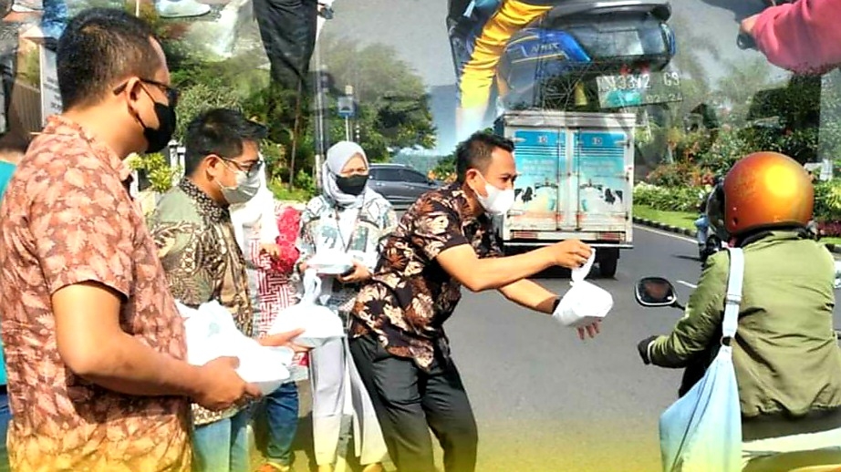 Dr Supriyanto SH Mh , saat membagikan nasi bungkus kepada pengendara