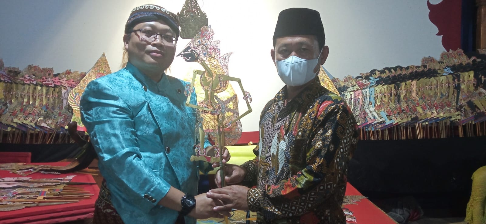 Kepala desa Nambak Tugimin serahkan tokoh wayang tandai Bersih desa.