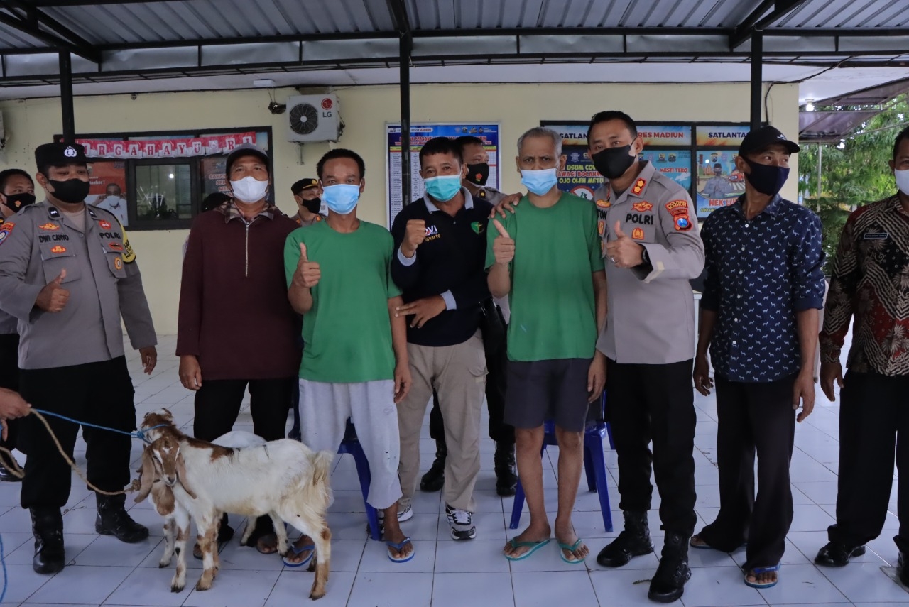 Dua Mantan ODGJ Saat Menerima Bantuan Kambing Dari Kapolres Madiun