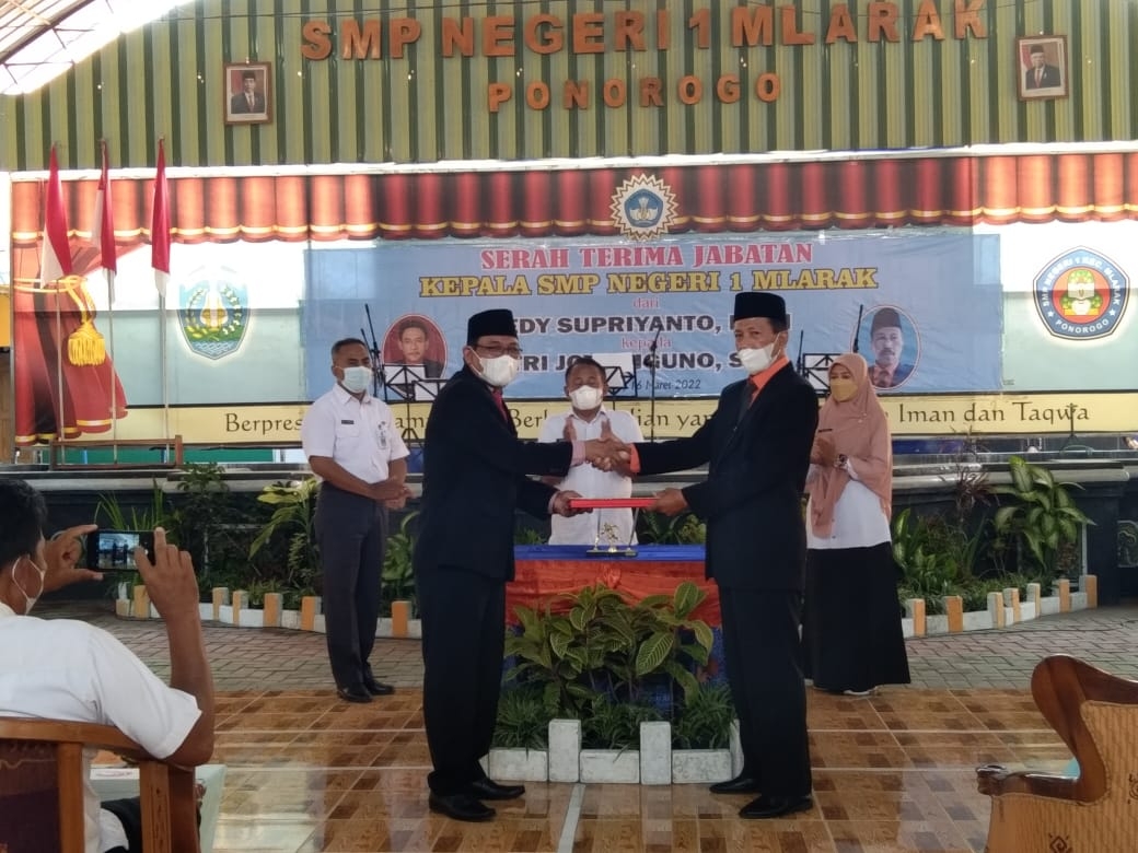 Sertijab Kepala Sekolah SMPN 1 Mlarak dari Kepala Sekolah Lama Ke Kepala Sekolah Baru