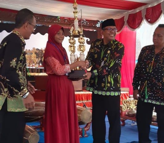 Kepala sekolah SMPN 2 Balong Himawan Setiyono, S.Pd menyerahkan piala dan hadiah kepada pemenang lomba karawitan.