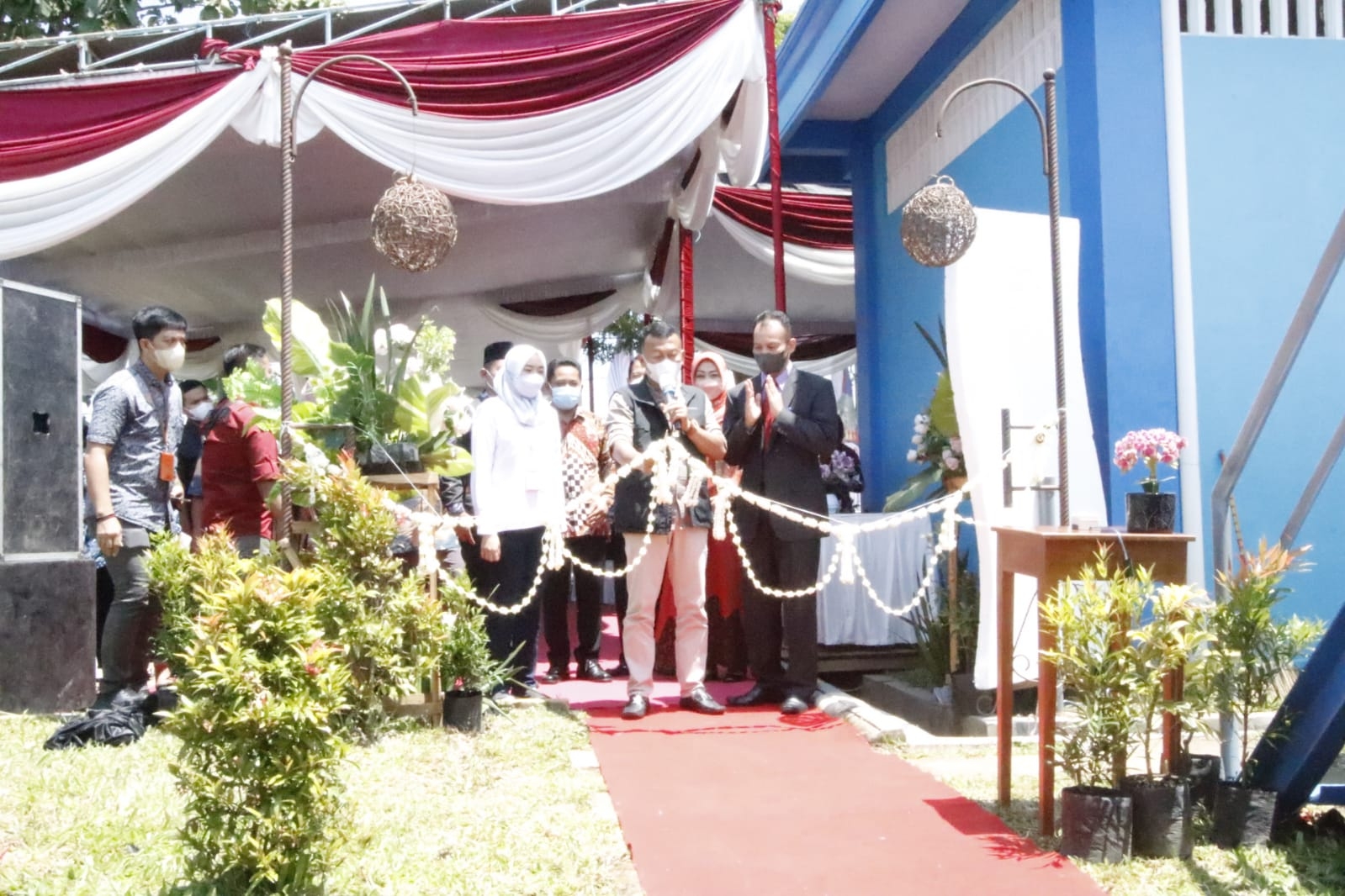 Bupati Ponorogo Sugiri  Sancoko (tengah) meresmikan SPAM SEWELUT DAN SPAM MRICAN ditandai dengan Pemotongan pita.