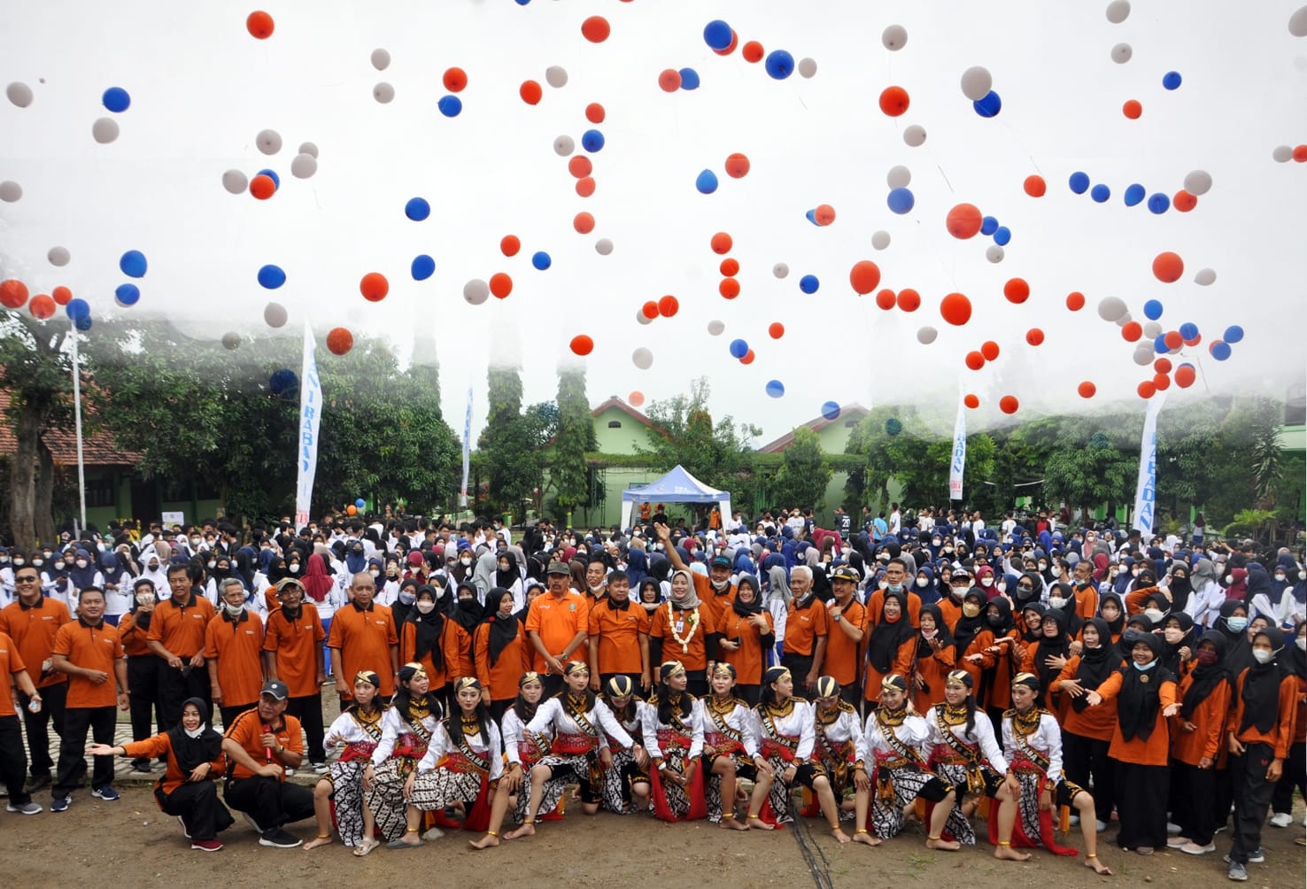 Balon membumbung tinggi berharap prestasi juga semakin tinggi di SMAN 1 Babadan